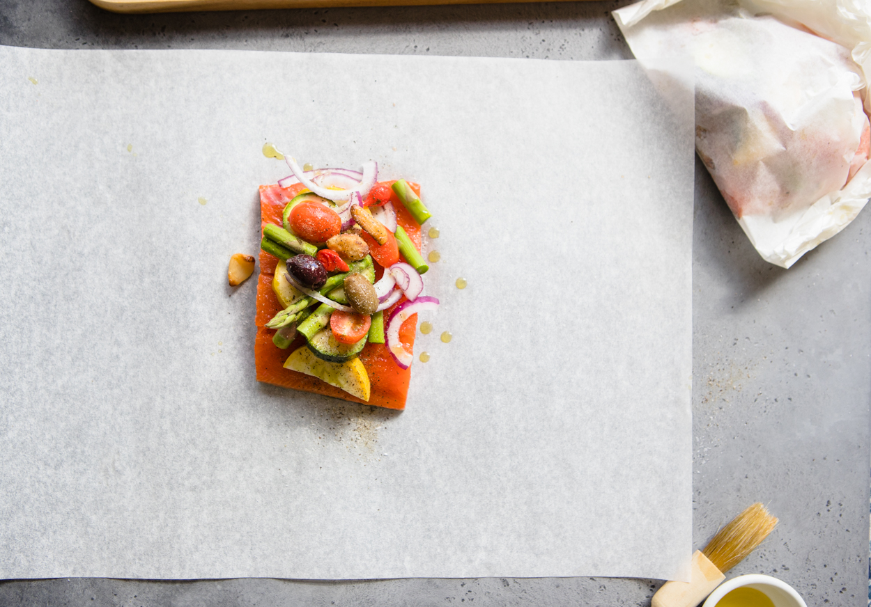 salmon en papillote with veggies and olive oil