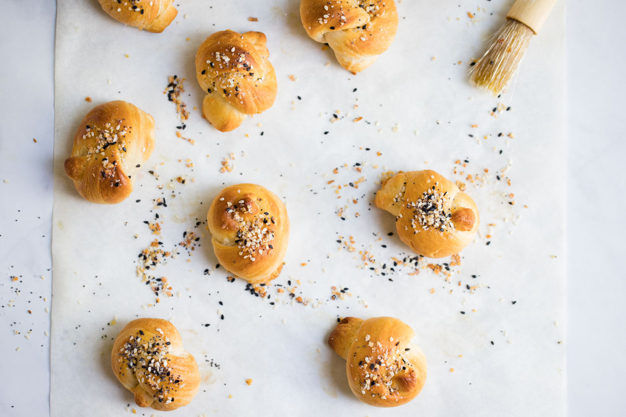 Easy Bread Knots With Everything But the Bagel Seasoning Howe We Live
