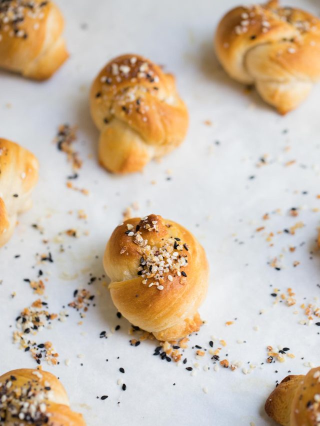 Easy Bread Knots With Everything But the Bagel Seasoning