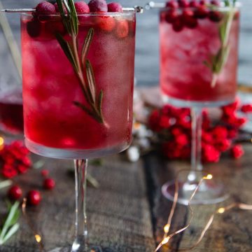 prosecco spritz made with cranberry juice and gin